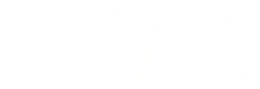 Image représentant le logo de l'hôtel Trianon. Le mot "TRIANON" est écrit en gros caractères en haut, suivi du mot "HÔTEL" en dessous. Sous les deux mots, il y a une ligne horizontale ondulée qui évoque des vagues. Le fond de l'image est blanc, et le texte ainsi que la ligne ondulée sont de couleur blanche.